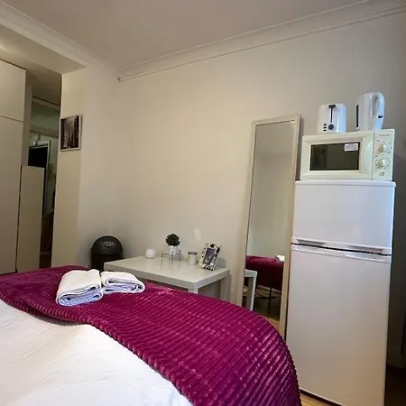 An Economic Hotel-like Room, En-suite Sheperds Bush *