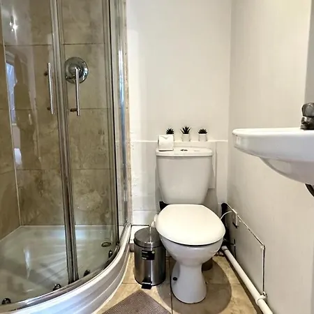 An Economic Hotel-like Room, En-suite Sheperds Bush Apartment