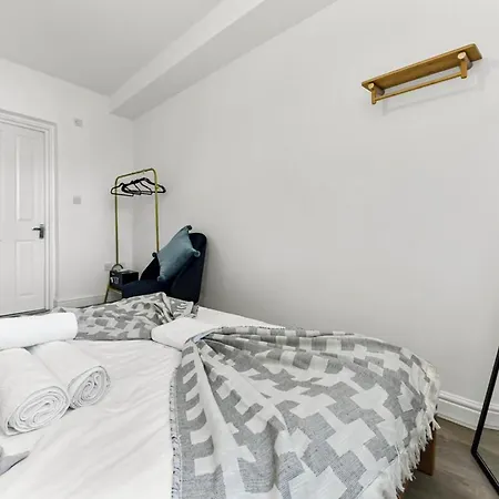 Charming 3br Flat With Ensuite Master And Balcony Londres