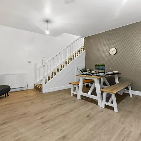 Charming 3br Flat With Ensuite Master And Balcony *