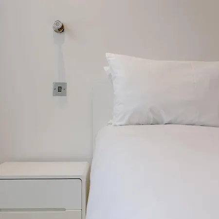 Bright Modern Large 1 Bed Flat In Battersea Clapham Junction London