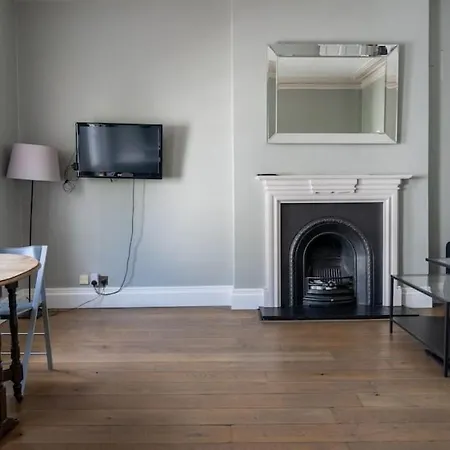 Modern Flat On Charming Warwick Avenue London
