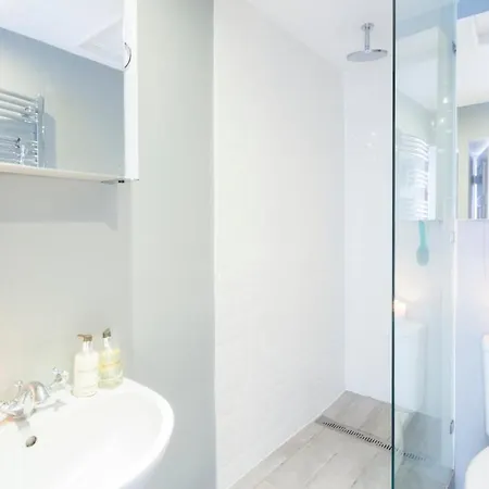 Modern Flat On Charming Warwick Avenue * London