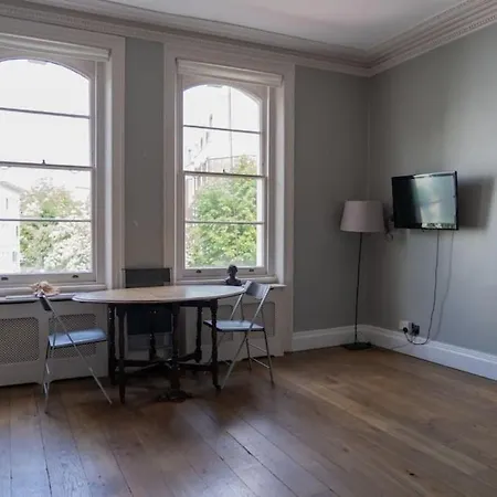 Modern Flat On Charming Warwick Avenue