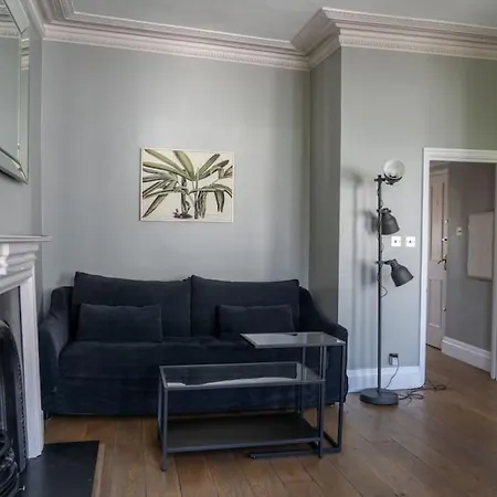 Modern Flat On Charming Warwick Avenue *