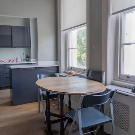 Modern Flat On Charming Warwick Avenue *
