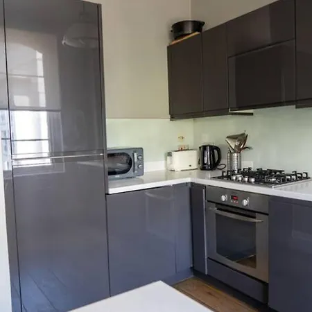 Modern Flat On Charming Warwick Avenue Apartment *