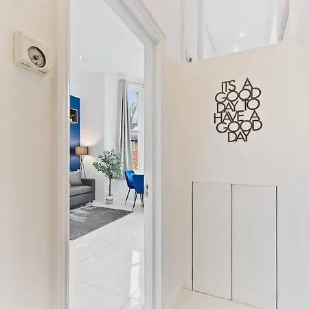 Chic 2 Bed Flat West London