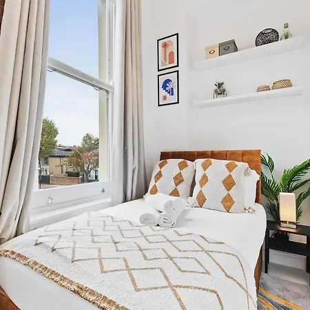 Chic 2 Bed Flat West * London