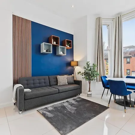 Chic 2 Bed Flat West * London