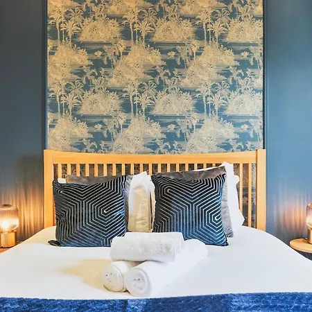 Chic 2 Bed Flat West Apartment