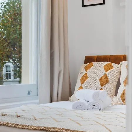 Chic 2 Bed Flat West * London