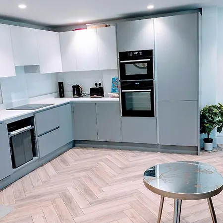Wimbledon Tennis 15 Mins Drv Modern & Stylish 3Bed Apt Family Haven Garden-Parking! *