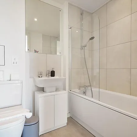 Stunning Flat With Large Balcony Overlooking River By Cto Serviced לונדון