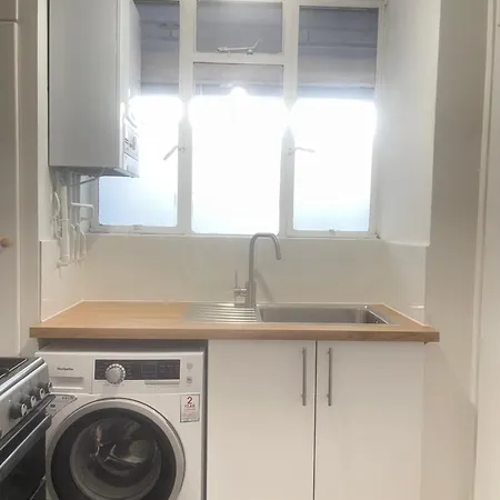 6 Beds Apartment London