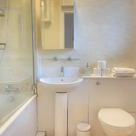 6 Beds Apartment *