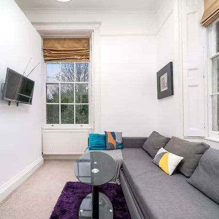 Larger Groups Close To O2 Arena Excel Canary Wharf With Wifi And Parking Within Mins Walk To Drl & Jubilee Line Apartment London