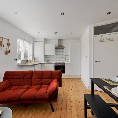 Bright & Stylish Near Islington & Camden Apartment London