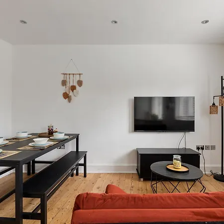 Bright & Stylish Near Islington & Camden Apartment London