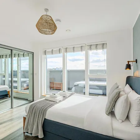 Magnificent New Cross 2br Penthouse With Balcony And Views *