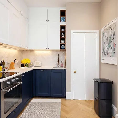 Veeve - The Islington Elegance