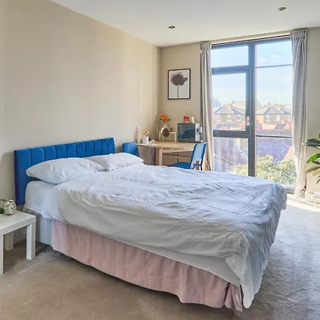 Pansiyon Double Bedroom In New-build Near Broadway