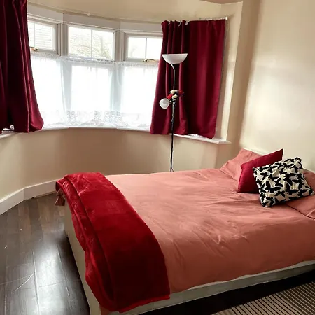 Spacious London House With Parking 巴尔金