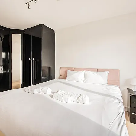 Elegant 2-bed Flat In Prime Golders Location *