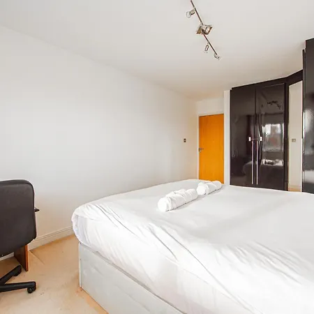Elegant 2-bed Flat In Prime Golders Location Apartment