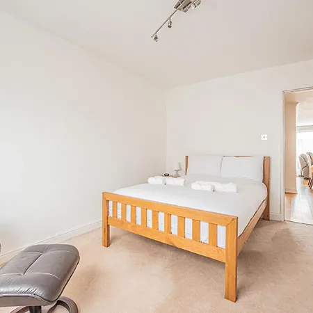 Apartment Elegant 2-bed Flat In Prime Golders Location London