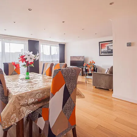 Elegant 2-bed Flat In Prime Golders Location London