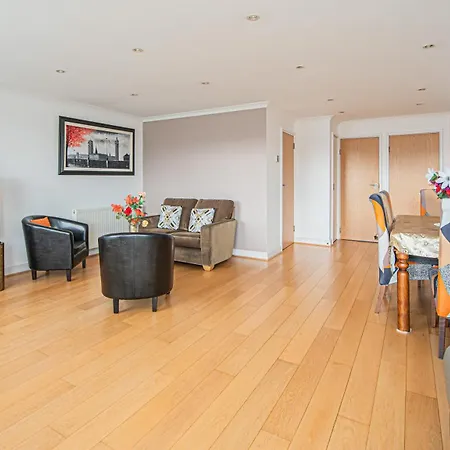 Apartment Elegant 2-bed Flat In Prime Golders Location London