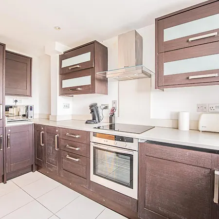 Elegant 2-bed Flat In Prime Golders Location *