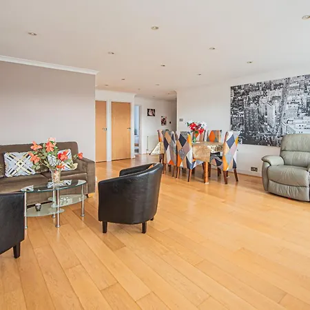 Elegant 2-bed Flat In Prime Golders Location