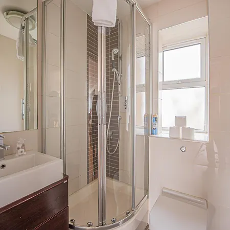 Apartment Elegant 2-bed Flat In Prime Golders Location
