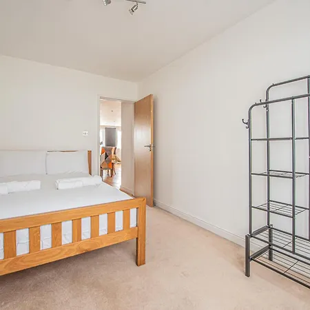 Elegant 2-bed Flat In Prime Golders Location *