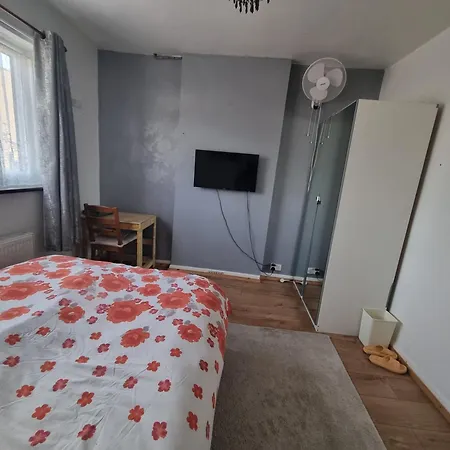 Homestay Private In London, *