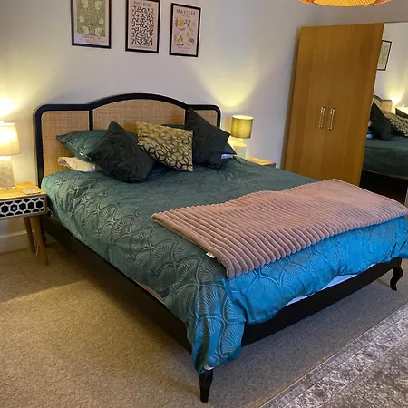 Boutique Putney Riverside Apartment *