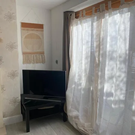 Boutique Putney Riverside Apartment *