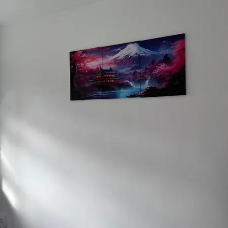 Modern In A 4 Bedroom Flat In London, Shared Bathroom!