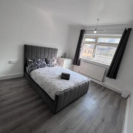 Modern In A 4 Bedroom Flat In London, Shared Bathroom! Homestay *