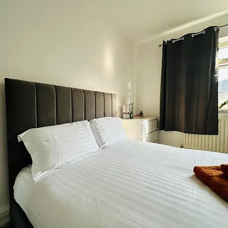 Alloggio in famiglia Modern In A 4 Bedroom Flat In London, Shared Bathroom! *