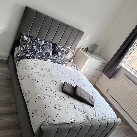 Modern In A 4 Bedroom Flat In London, Shared Bathroom! * London