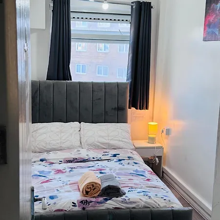 Modern In A 4 Bedroom Flat In London, Shared Bathroom! Homestay *