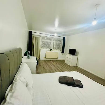 Modern In A 4 Bedroom Flat In London, Shared Bathroom! Homestay London