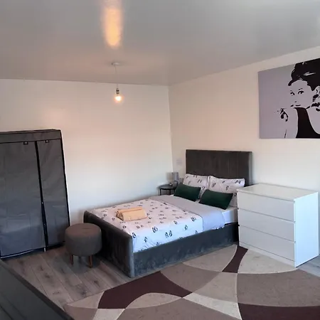Modern In A 4 Bedroom Flat In London, Shared Bathroom!