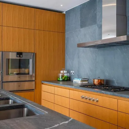 Luxury Flat With Access To Pool, And Gym *