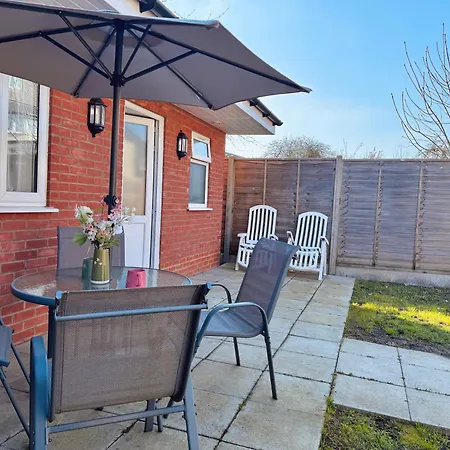 Garden 1-bed Flat 30min To Downtown & Free Parking Apartment