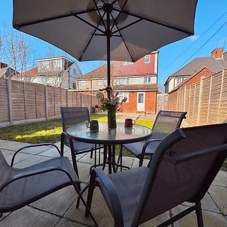 Garden 1-bed Flat 30min To Downtown & Free Parking London