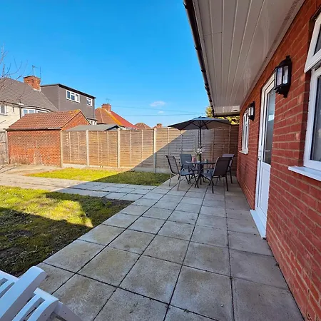 Apartment Garden 1-bed Flat 30min To Downtown & Free Parking London